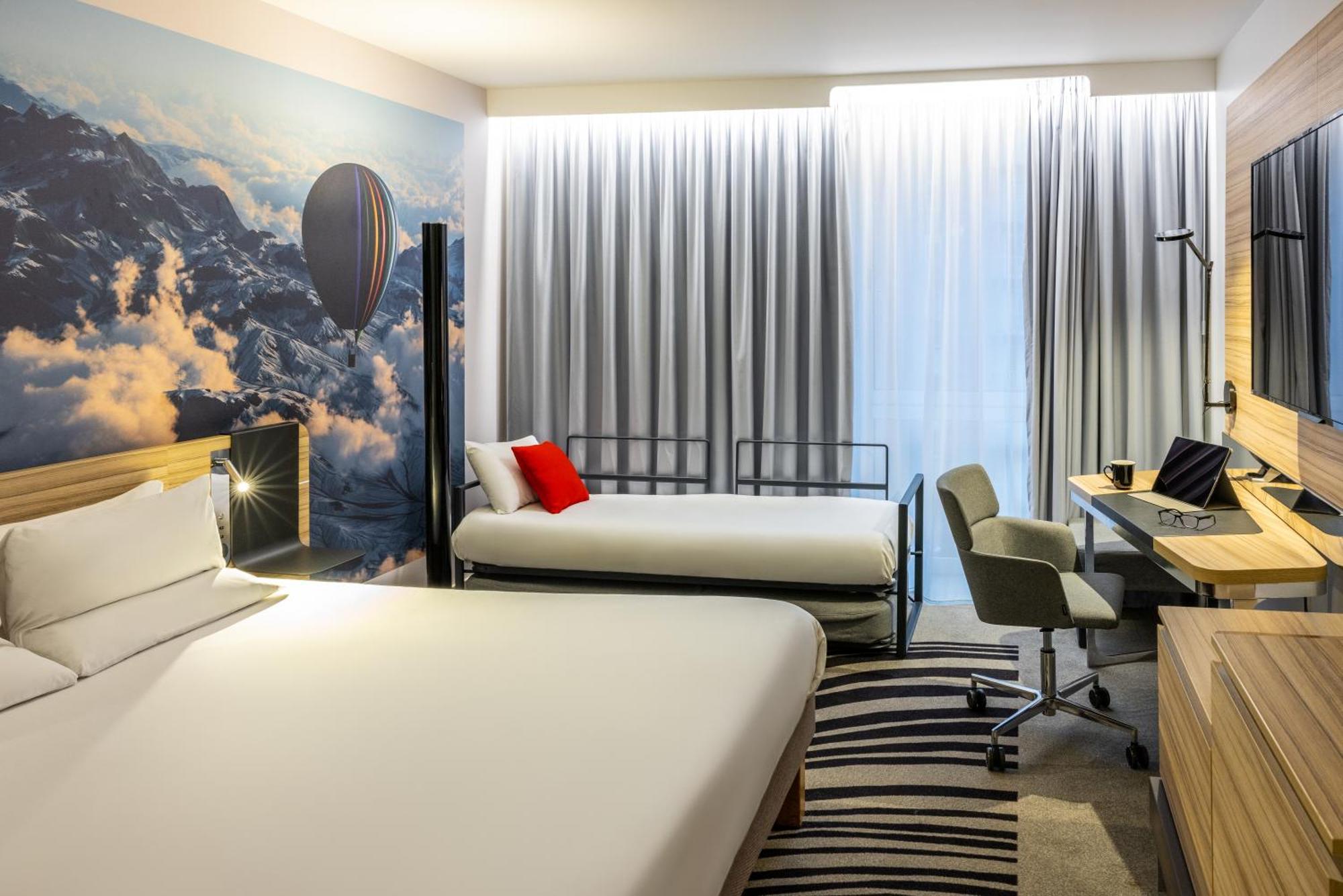 Отель Novotel Centre 4*